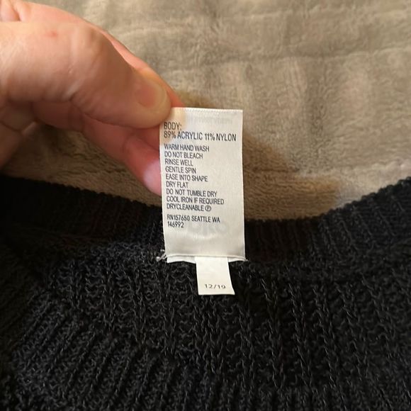 Black Sleeveless Sweater Vest - Picture 11 of 14